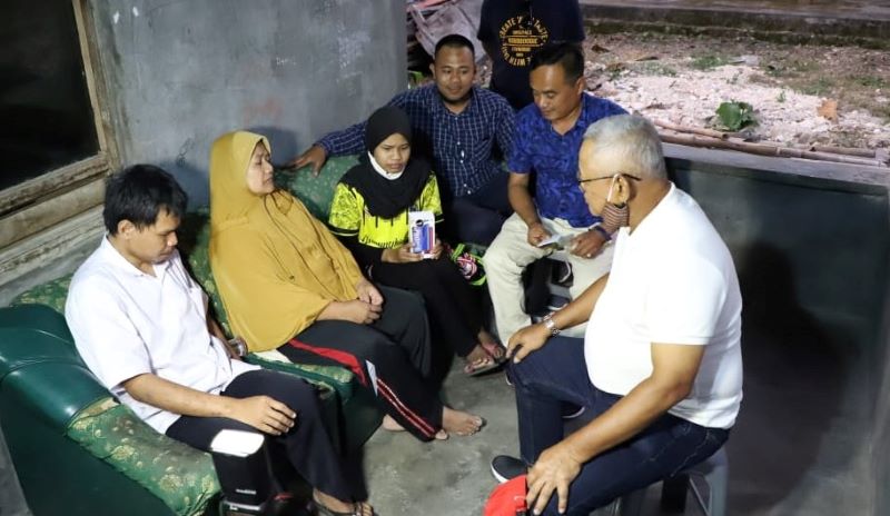 Subardi Bantu Anak Pasangan Tuna Netra Yang Kemalingan HP